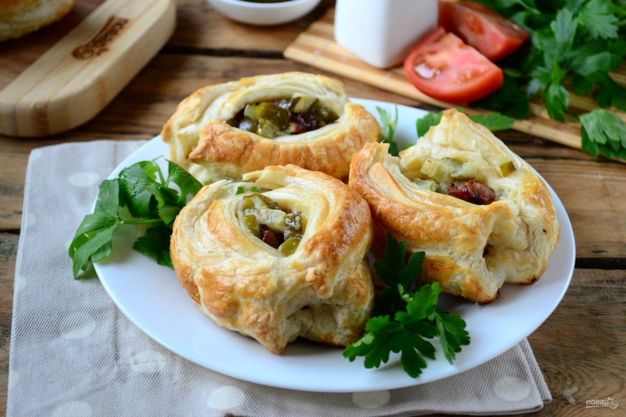 Лодочки из слоеного теста с мясом и овощами за полчаса