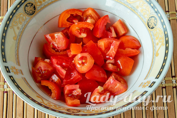 режем томаты