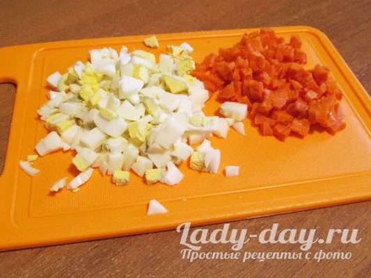 нарезанные яйца и морковь