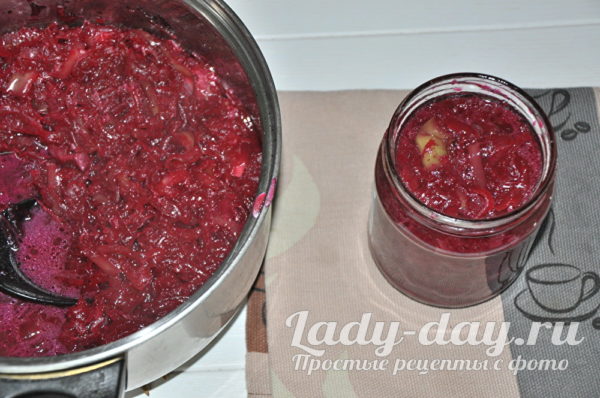 кладем салат в баночки