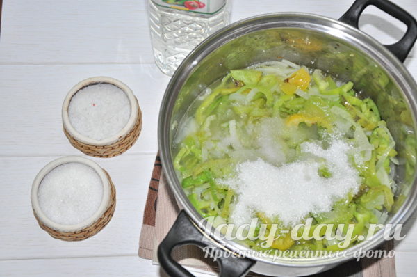добавляем соль и сахар