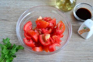 Салат из помидоров, огурцов и моркови - фото шаг 2