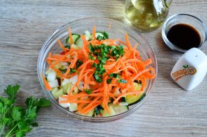 Салат из помидоров, огурцов и моркови - фото шаг 6