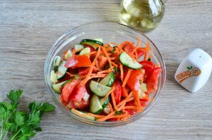 Салат из помидоров, огурцов и моркови - фото шаг 8
