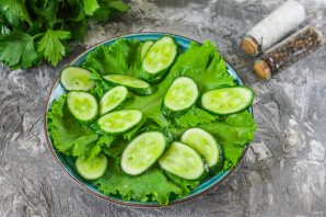 Салат с горбушей, огурцом и яйцом - фото шаг 2