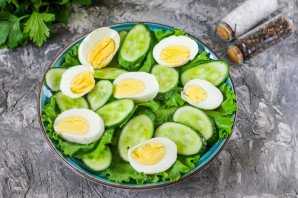 Салат с горбушей, огурцом и яйцом - фото шаг 3