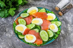 Салат с горбушей, огурцом и яйцом - фото шаг 4
