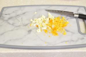 Салат с яйцом и яблоком - фото шаг 2