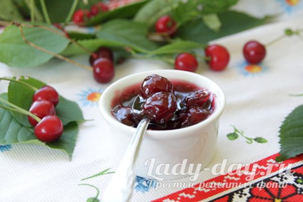 вишневое варенье с косточкой