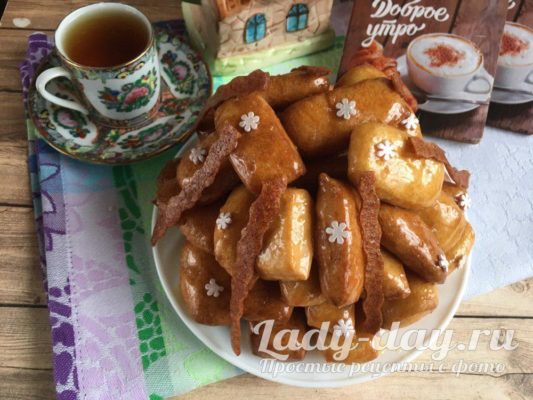 заливаем медовым сиропом