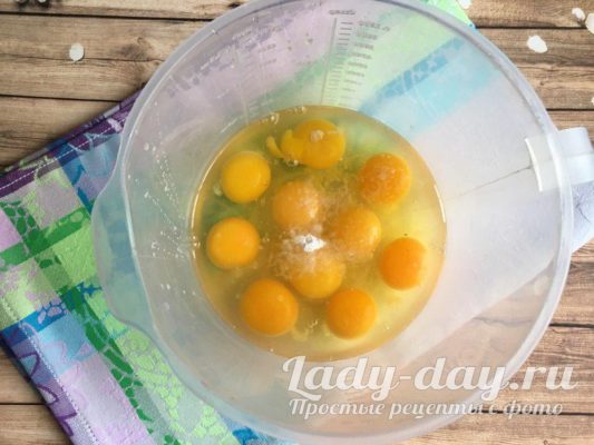 сырые яйца в миске