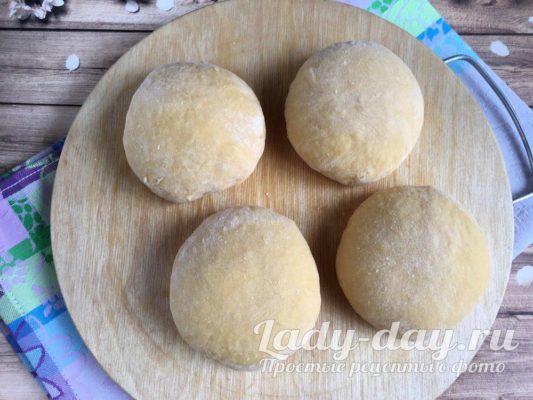 делим на 4 части тесто