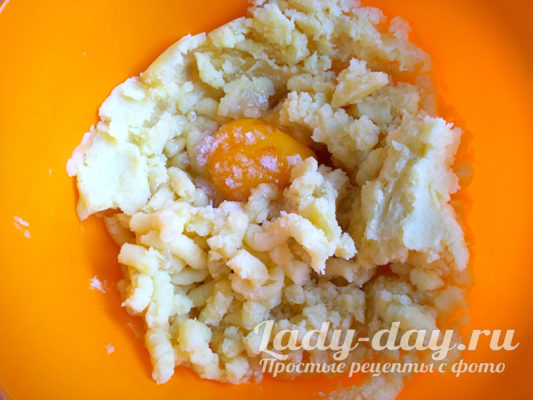 добавить яйцо