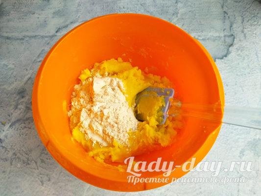 добавить муку