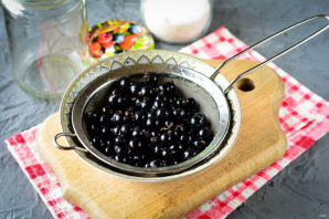 Компот из смородины на зиму со стерилизацией - фото шаг 2