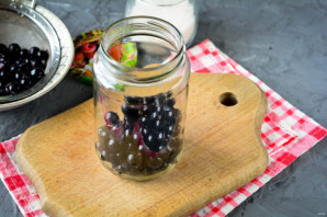 Компот из смородины на зиму со стерилизацией - фото шаг 3