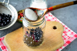 Компот из смородины на зиму со стерилизацией - фото шаг 4