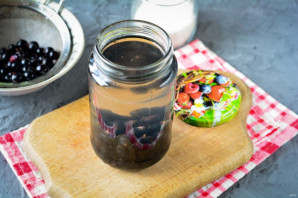 Компот из смородины на зиму со стерилизацией - фото шаг 5