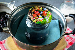 Компот из смородины на зиму со стерилизацией - фото шаг 6