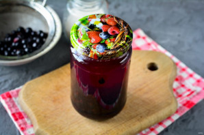 Компот из смородины на зиму со стерилизацией - фото шаг 7