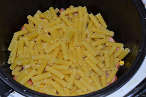 Макароны с сосисками в мультиварке - фото шаг 4