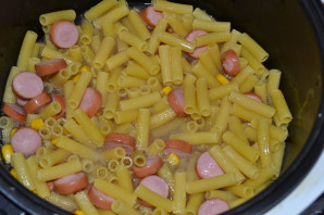 Макароны с сосисками в мультиварке - фото шаг 5