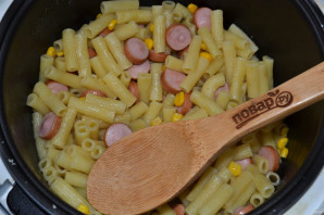 Макароны с сосисками в мультиварке - фото шаг 6