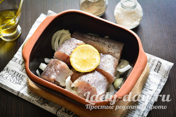 слой рыбы на луке