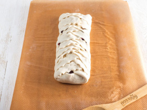 Пирог со сливами из слоеного теста - фото шаг 8