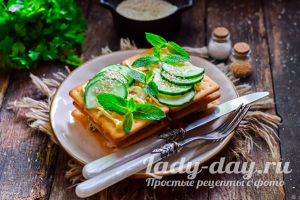 салат с консервами на крекерах