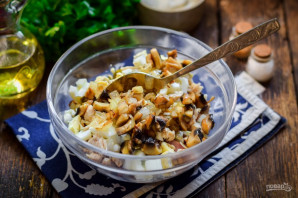 Салат с грибами, курицей и ветчиной - фото шаг 7