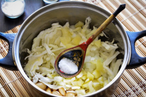 Салат с капустой и фасолью на зиму - фото шаг 6