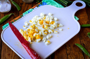 Салат с кукурузой, горошком и огурцом - фото шаг 3