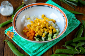 Салат с кукурузой, горошком и огурцом - фото шаг 5