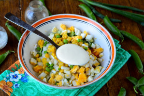 Салат с кукурузой, горошком и огурцом - фото шаг 7