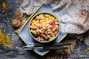 Салат с кукурузой, колбасой и фасолью - фото шаг 6