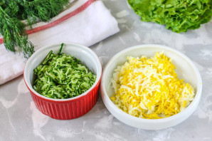 Салат с зеленым яблоком слоями - фото шаг 2