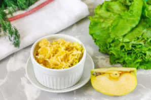 Салат с зеленым яблоком слоями - фото шаг 3