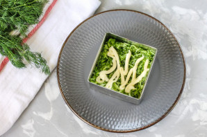 Салат с зеленым яблоком слоями - фото шаг 4