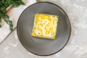 Салат с зеленым яблоком слоями - фото шаг 5