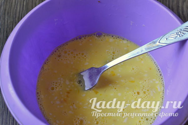 смешиваем яйцо, соль и молоко