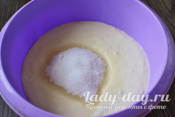 смешиваем сметану и сахар