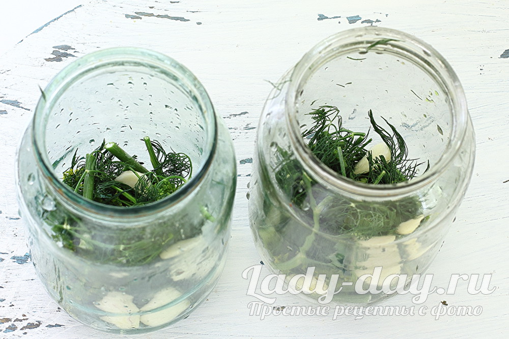 зелень с чесноком в банках