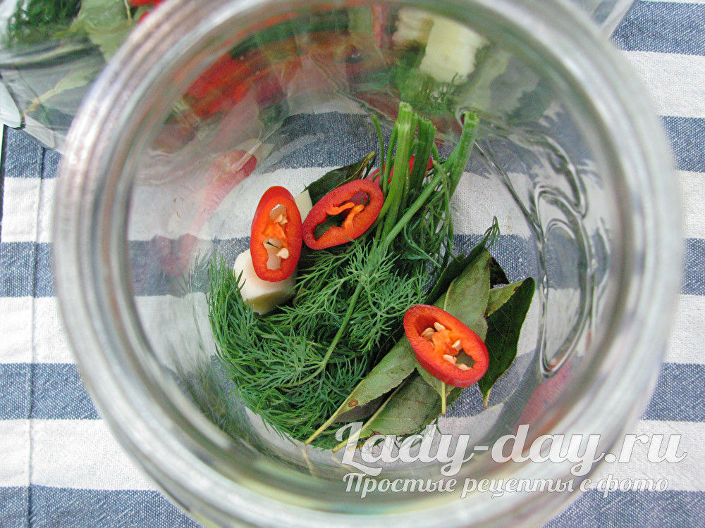 зелень в банке