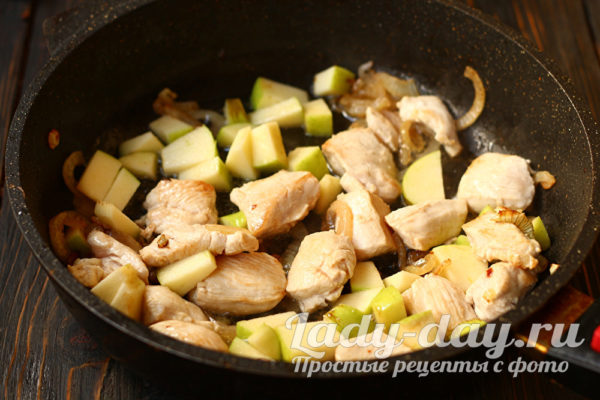 яблоки и мясо на сковороде