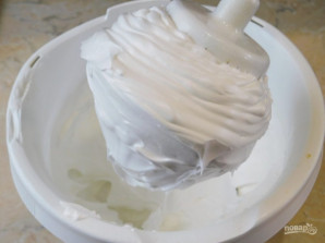 Меренговый рулет с малиной и фисташками - фото шаг 3