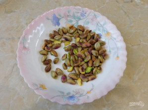 Меренговый рулет с малиной и фисташками - фото шаг 4