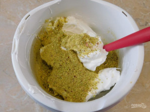 Меренговый рулет с малиной и фисташками - фото шаг 5