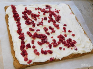 Меренговый рулет с малиной и фисташками - фото шаг 9