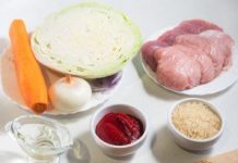 Рис с мясом и капустой в сковороде